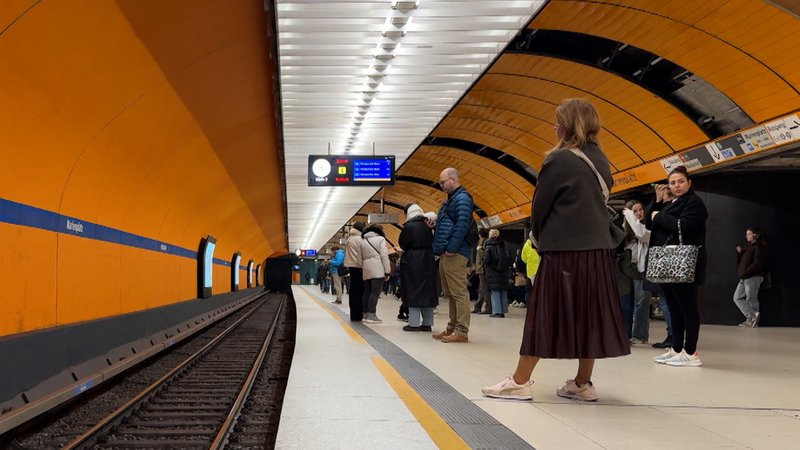 Der Verkehr stockt, doch das große Chaos bleibt bislang aus. Seit dem Vormittag wird in München der ÖPNV bestreikt. | Bild: BR/Ramona Dinauer Der Verkehr stockt, doch das große Chaos bleibt bislang aus. Seit dem Vormittag wird in München der ÖPNV bestreikt.