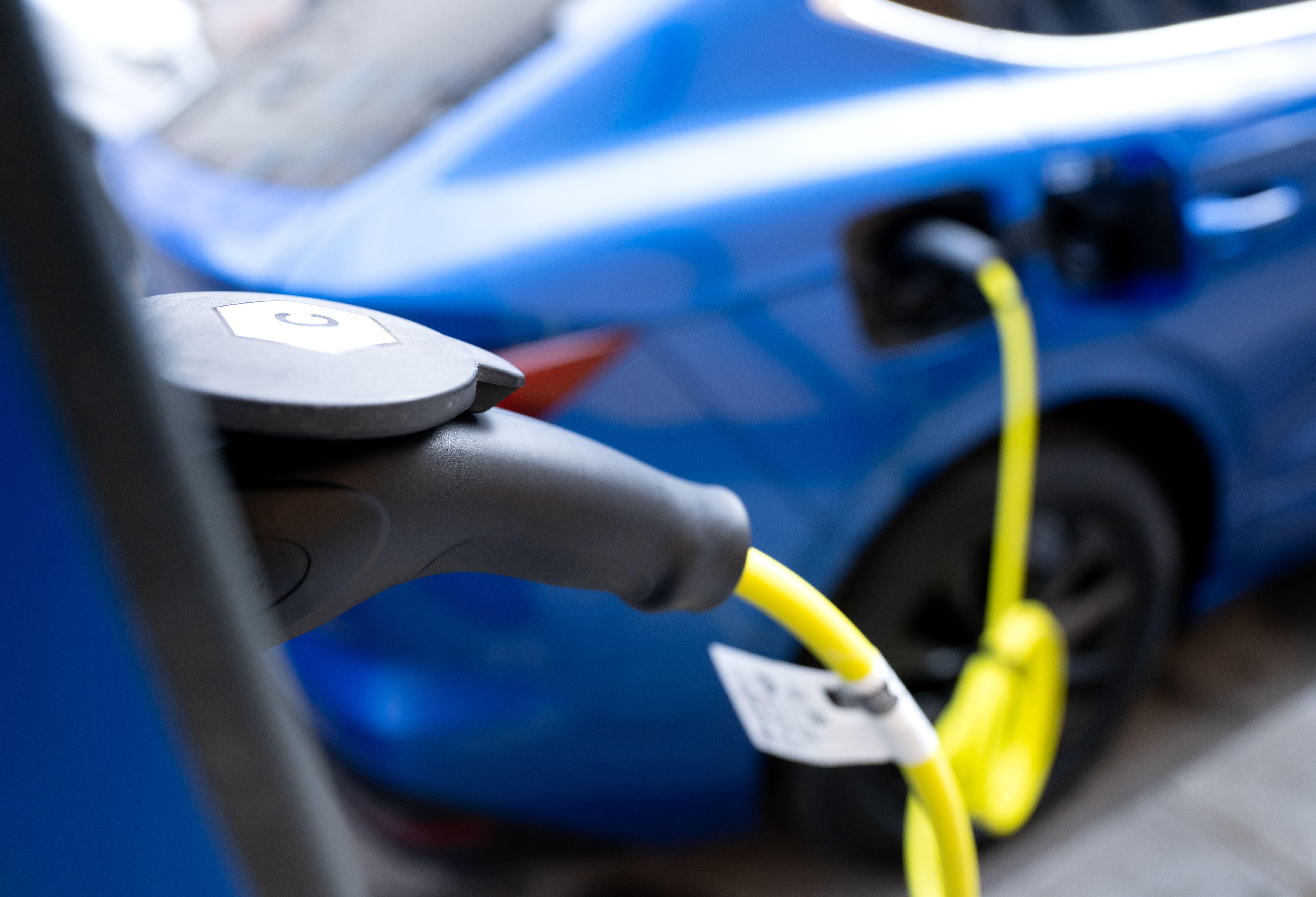Elektroauto an einer Ladesäule