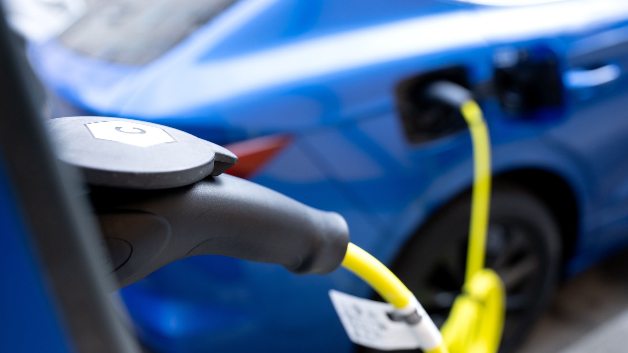 Elektroauto an einer Ladesäule