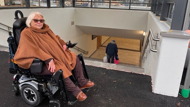 Waltraud Joa, die Behindertenbeauftragte der Stadt Marktoberdorf, vor der Unterführung am umgebauten Bahnhof. | Bild: BR/Rupert Waldmüller Waltraud Joa, die Behindertenbeauftragte der Stadt Marktoberdorf, vor der Unterführung am umgebauten Bahnhof.