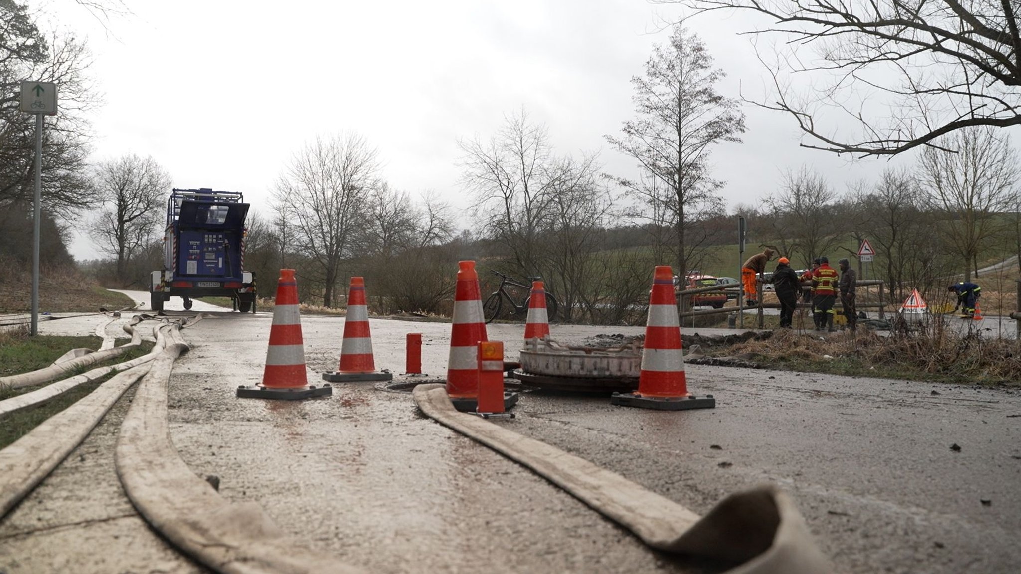 (Archivbild) Aufräumarbeiten nach der Gülle-Schwemme von Fuchsstadt.