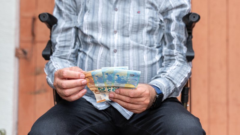 (Symbolbild) Älterer Mann mit Rolator mit Geldscheinen in der Hand. | Bild: picture alliance / CHROMORANGE | MICHAEL BIHLMAYER (Symbolbild) Älterer Mann mit Rolator mit Geldscheinen in der Hand.
