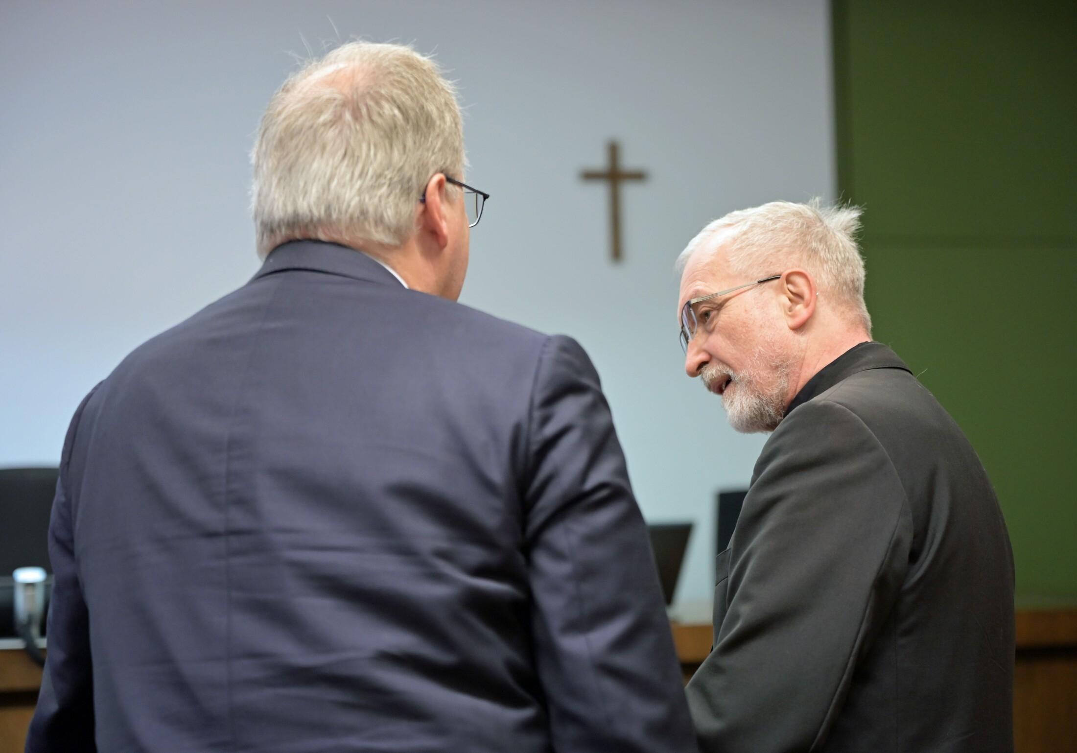 Zu sehen ist der ehemalige Bischof von Eichstätt in einem Gerichtssaal des Landgerichts München II.