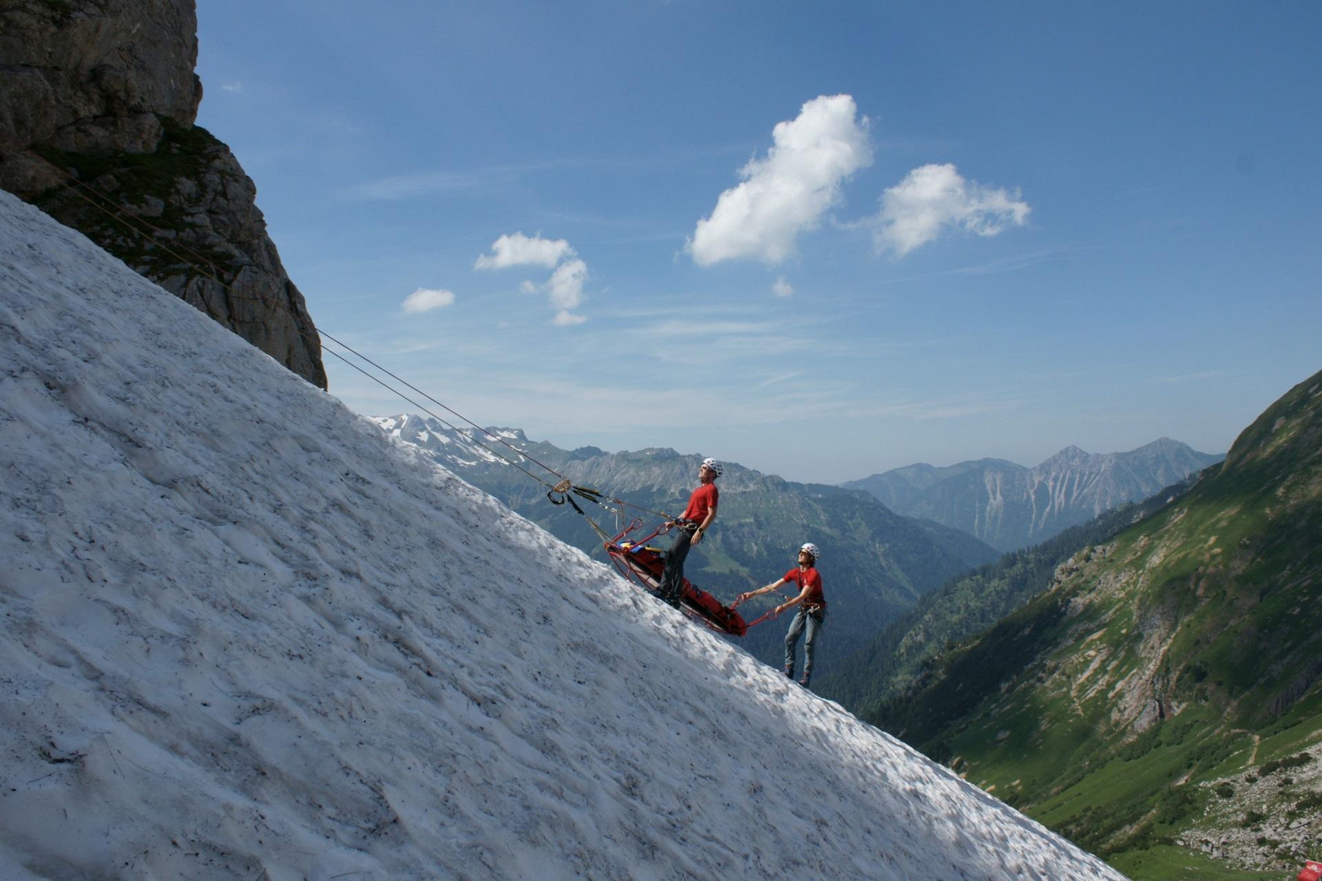 Bergwachttraining - Rettung aus einer Schneerinne