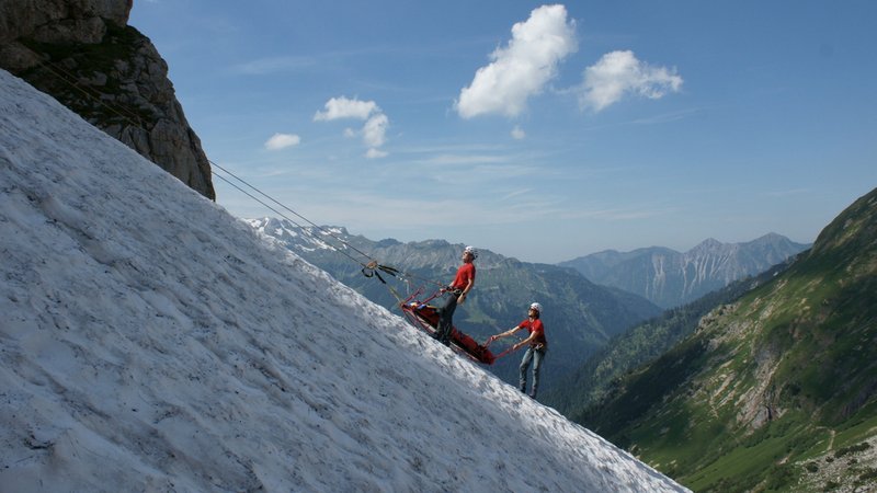 Bergwachttraining - Rettung aus einer Schneerinne