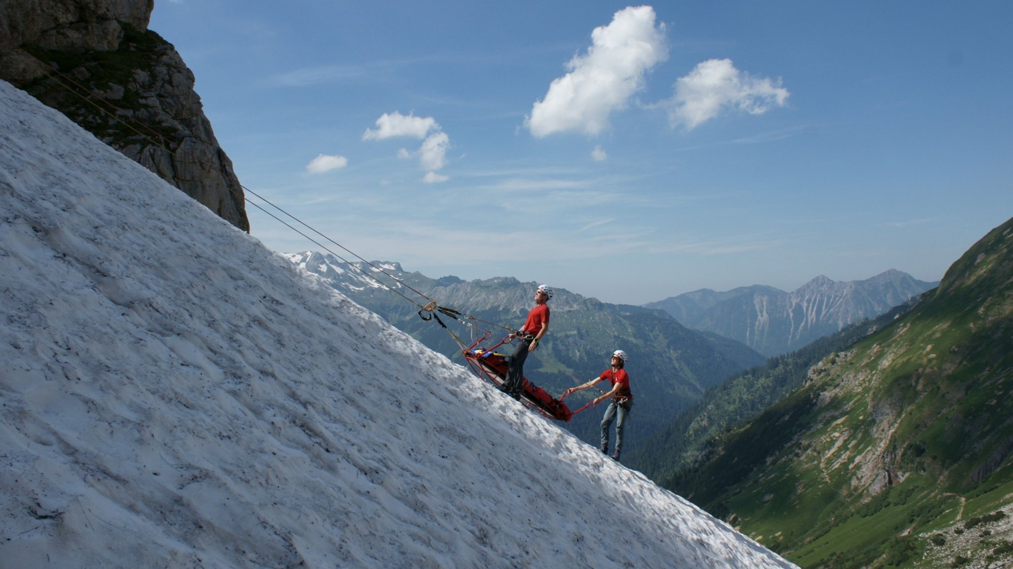 Bergwachttraining - Rettung aus einer Schneerinne