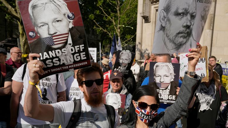 Wikileaks-Gründer Julian Assange darf Berufung gegen seine drohende Auslieferung an die USA wegen Spionagevorwürfen einlegen. Das entschied der Londoner High Court am Montag. | Bild:dpa-Bildfunk/Kin Cheung