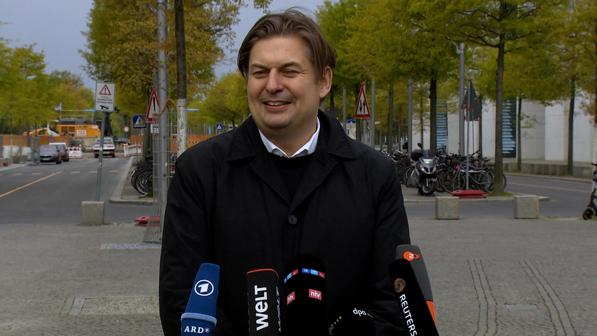 Trotz der Spionagevorwürfe gegen einen seiner Mitarbeiter bleibt Maximilian Krah Spitzenkandidat der AfD für die Europawahl im Juni.