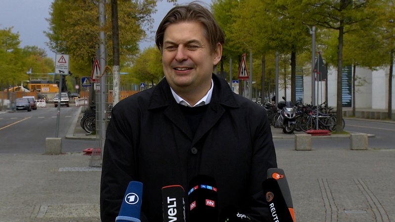 Trotz der Spionagevorwürfe gegen einen seiner Mitarbeiter bleibt Maximilian Krah Spitzenkandidat der AfD für die Europawahl im Juni.