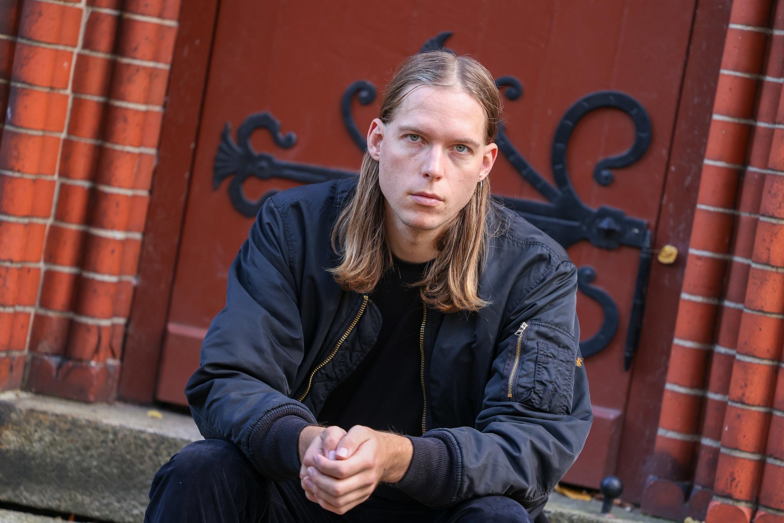 Ein Mann sitzt auf einer Treppe | Bild:dpa-Bildfunk/Gerald Matzka