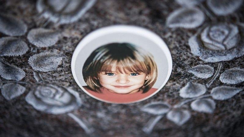 Das Bild auf dem Grabstein von Peggy.