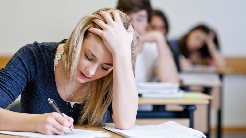 Eine junge Frau schreibt eine Klausur. | Bild: stock.adobe.com/ Moritz Wussow Eine junge Frau schreibt eine Klausur.