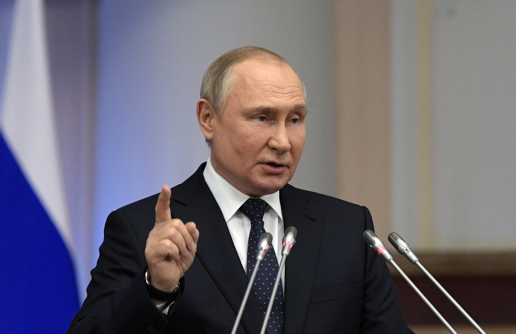 Russlands Präsident Putin hebt bei einer Rede den Finger