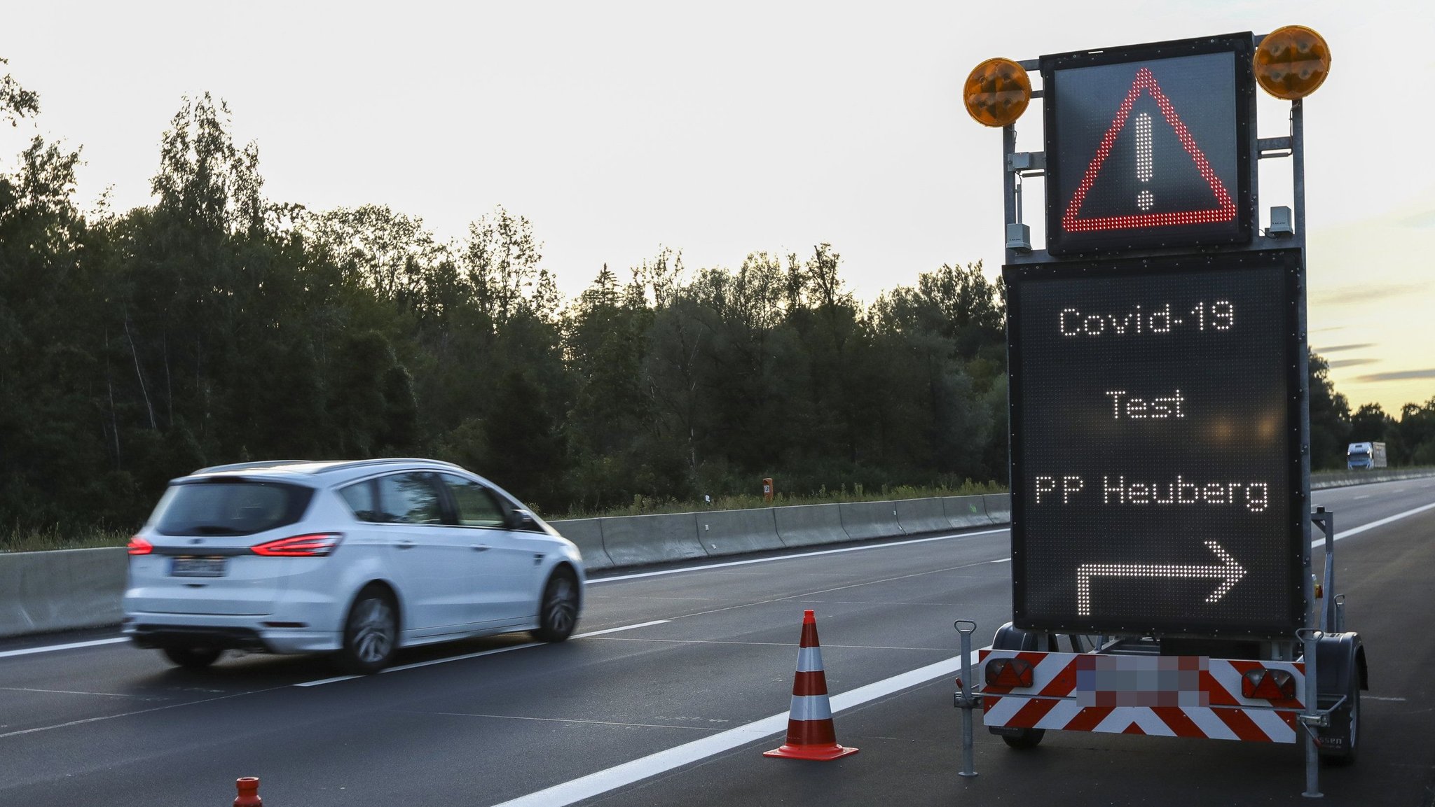 Corona-Teststation auf der A93 am Parkplatz Heuberg