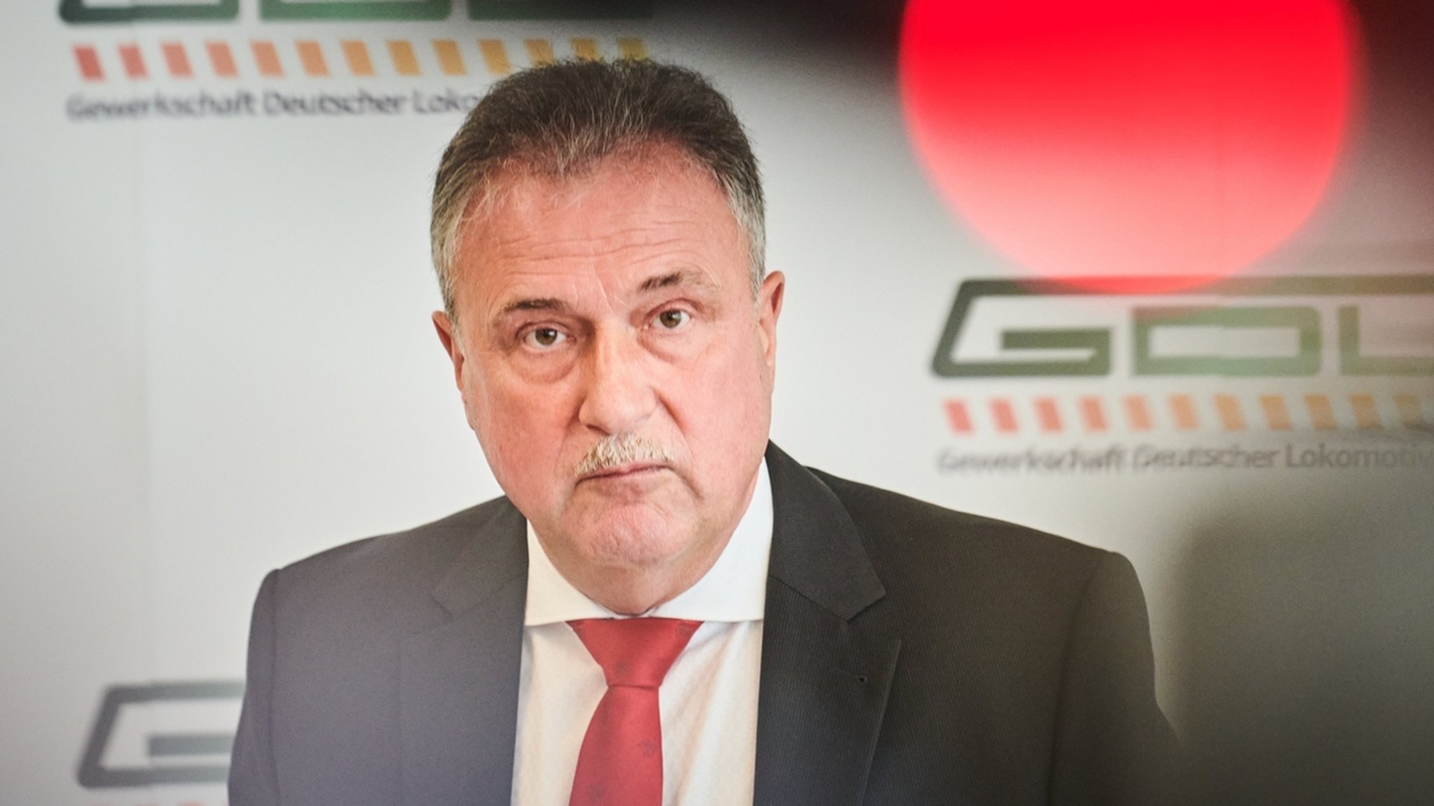 24.06.2021, Berlin: Claus Weselsky, Vorsitzender der Lokführergewerkschaft GDL, spricht im dbb Forum zu den Arbeitskampfmaßnahmen bei der Deutschen Bahn. Für Bahnkunden könnten die nächsten Wochen schwierig werden: Die Gewerkschaft Deutscher Lokomotivführer treibt Ihre Streik-Pläne voran. An diesem Montag endet die Urabstimmung, in der die Mitglieder über den Arbeitskampf entscheiden. Foto: Annette Riedl/dpa +++ dpa-Bildfunk +++