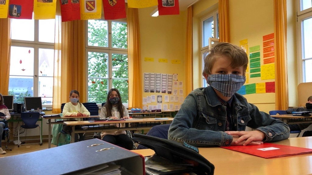 Die 4a der Schrader-Grundschule in Kaufbeuren beim Unterrichtsstart mit Masken nach dem Lockdown im Mai 2020.