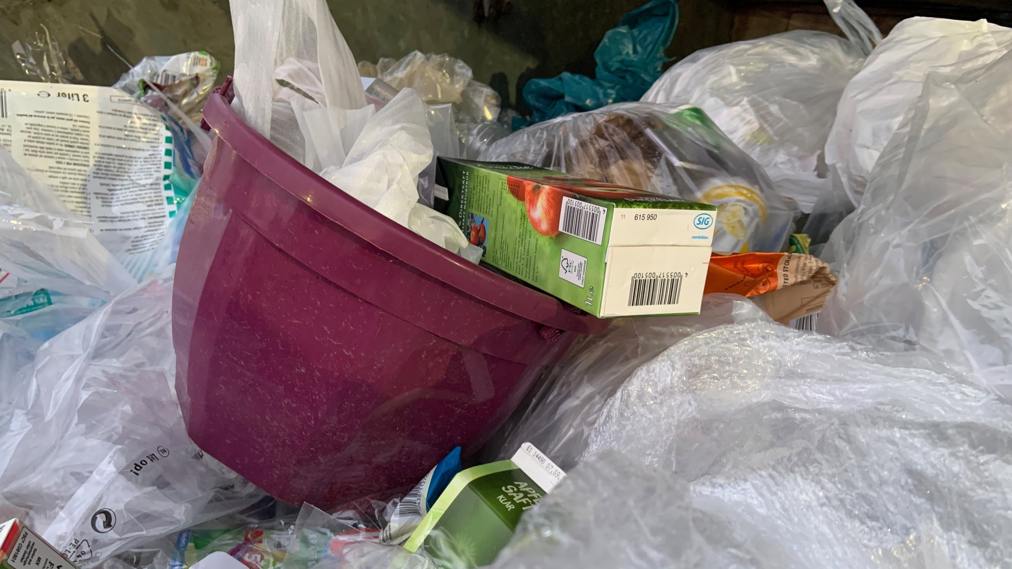 Plastikschüssel im Verpackungsmüll-Container