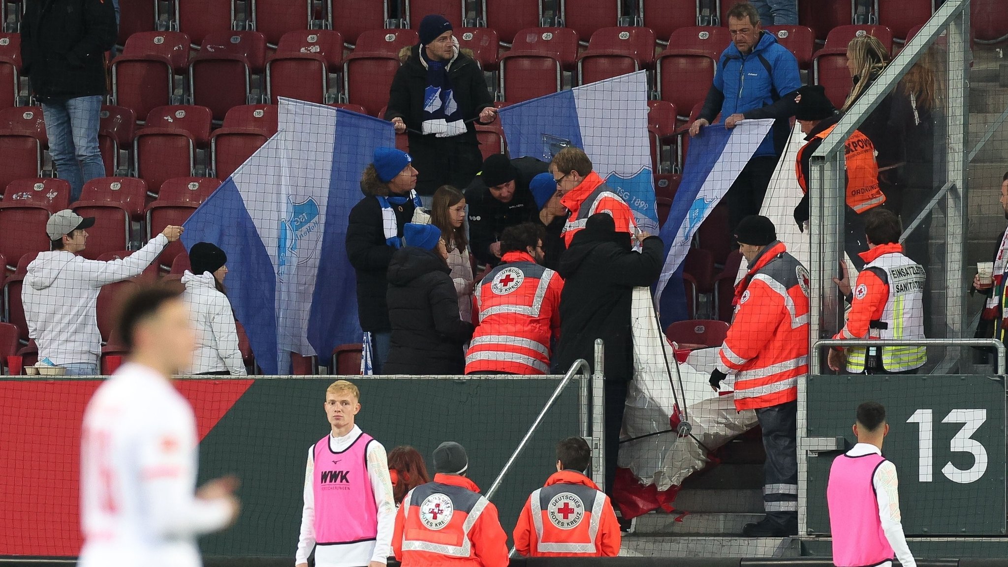 13 Verletzte wegen Böller-Explosion bei FC-Augsburg-Remis