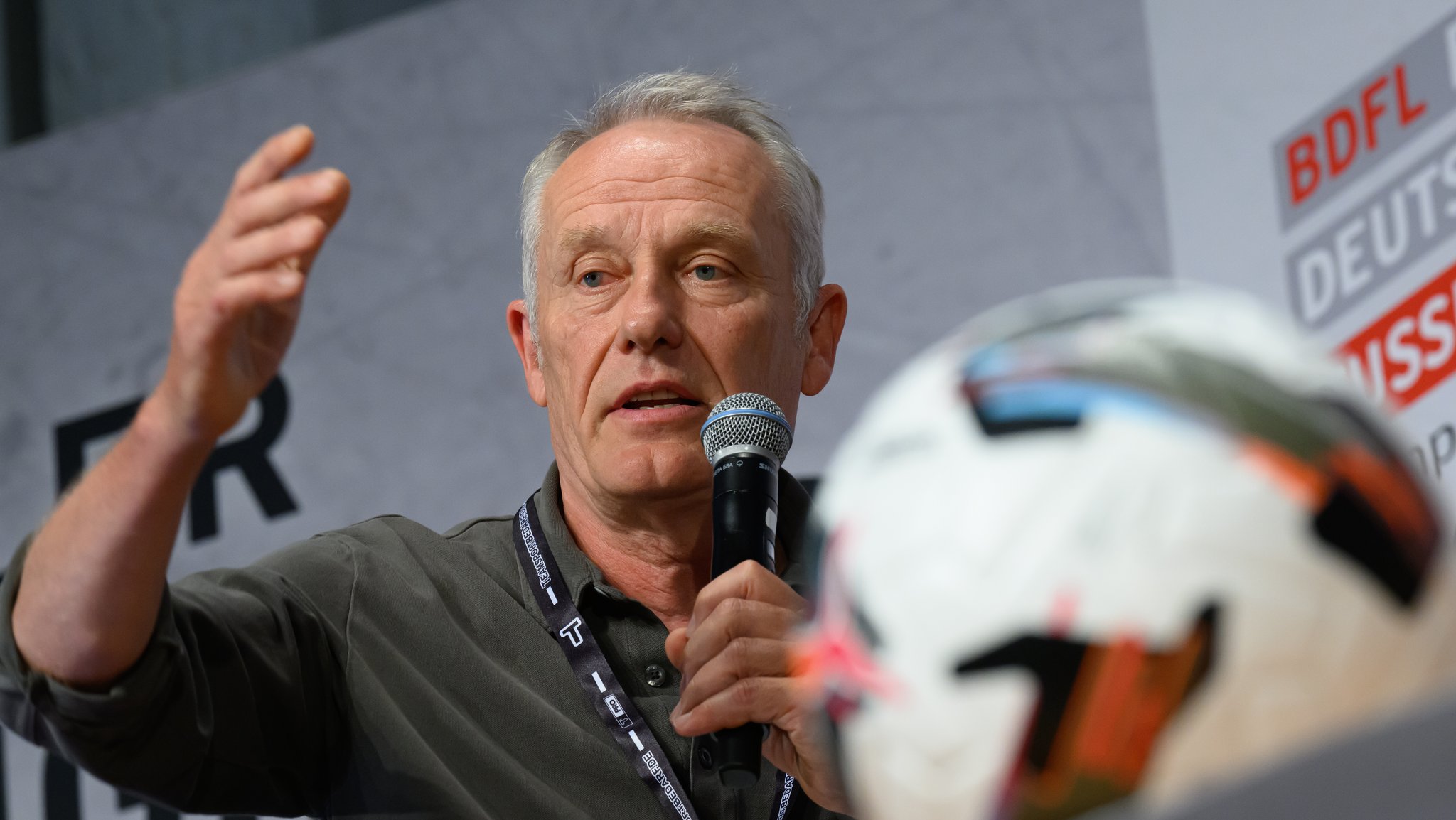 Christian Streich spricht auf einer Podiumsdiskussion | Bild: picture alliance/dpa | Hendrik Schmidt Christian Streich spricht auf einer Podiumsdiskussion