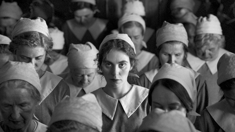 Vic Carmen Sonne als Karoline in einer Szene des Films "Das Mädchen mit der Nadel" | Bild: dpa-Bildfunk/- Vic Carmen Sonne als Karoline in einer Szene des Films "Das Mädchen mit der Nadel"