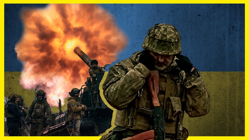 Ein Soldat hält sich die Ohren zu, im Hintergrund feuert ein Artilleriegeschütz - das alles vor den ukrainischen Farben.