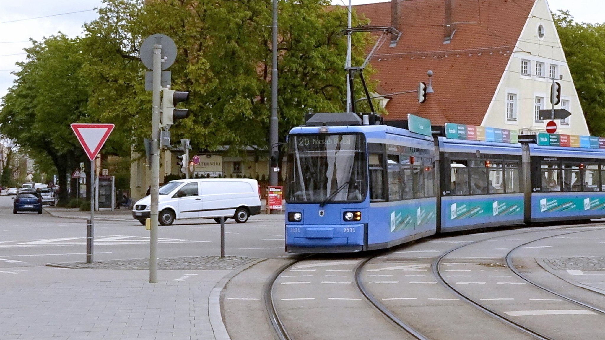 (Symbolbild) Eine Tram nach Moosach fährt entlang der Gleise. | Bild: picture alliance / SZ Photo | Robert Haas (Symbolbild) Eine Tram nach Moosach fährt entlang der Gleise.
