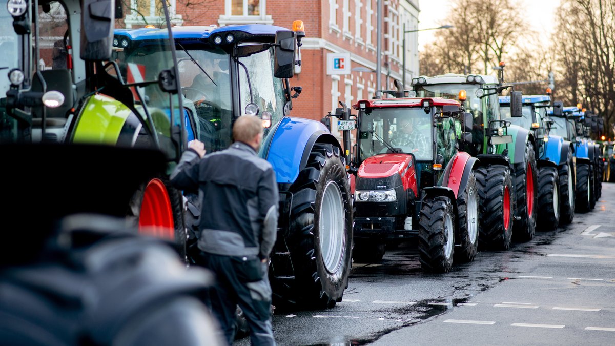 Traktoren stehen im Konvoi auf der Straße