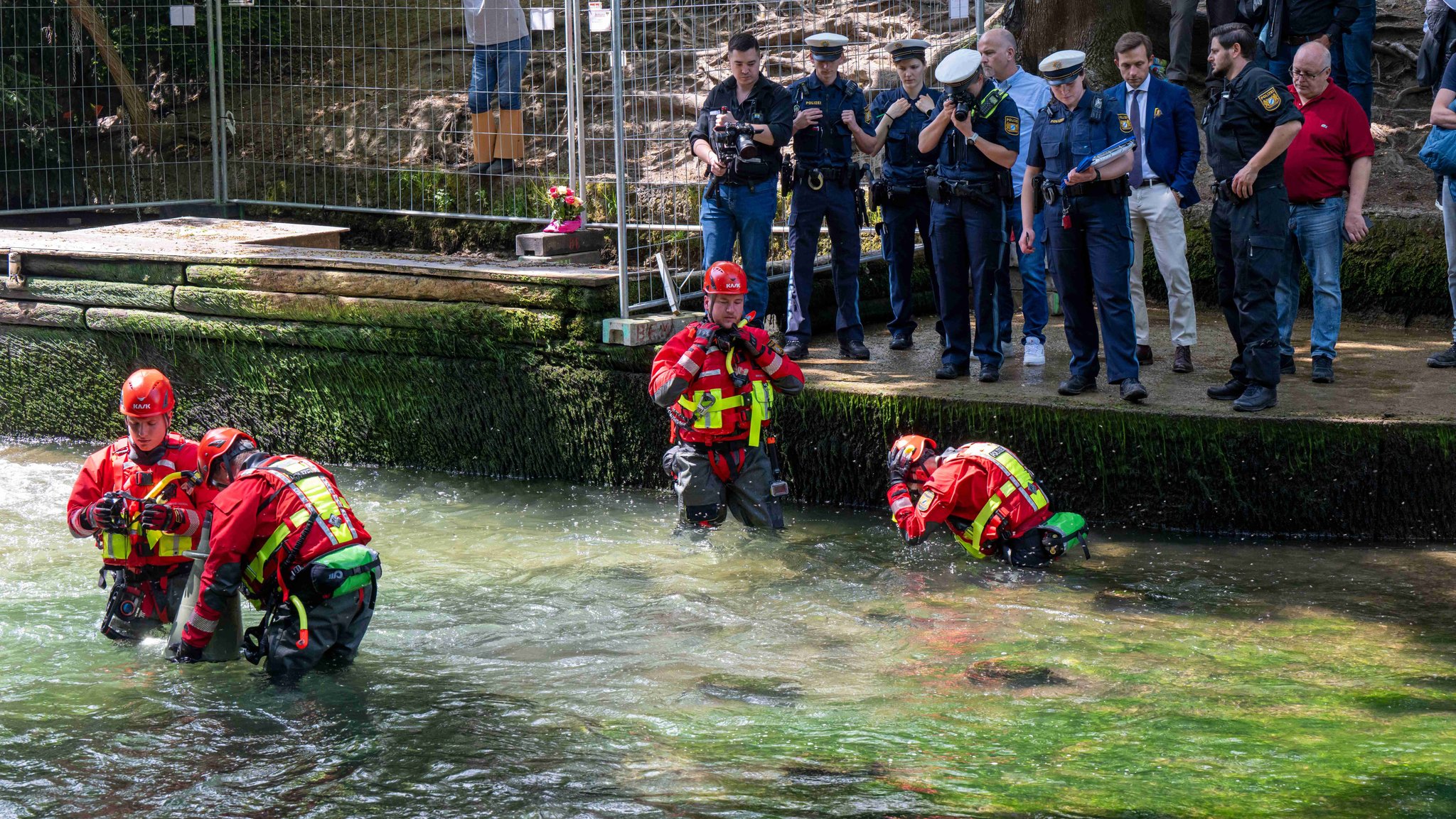 Suche nach der Ursache des Surf-Unfalls im Eisbach. | Bild: picture alliance/dpa | Peter Kneffel Suche nach der Ursache des Surf-Unfalls im Eisbach.