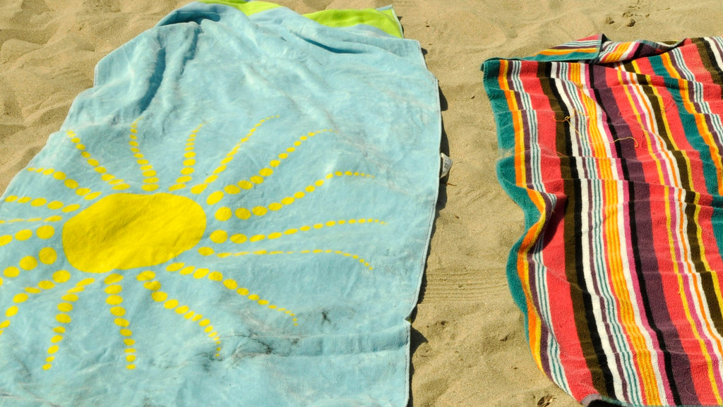 Zwei Handtücher im Sand