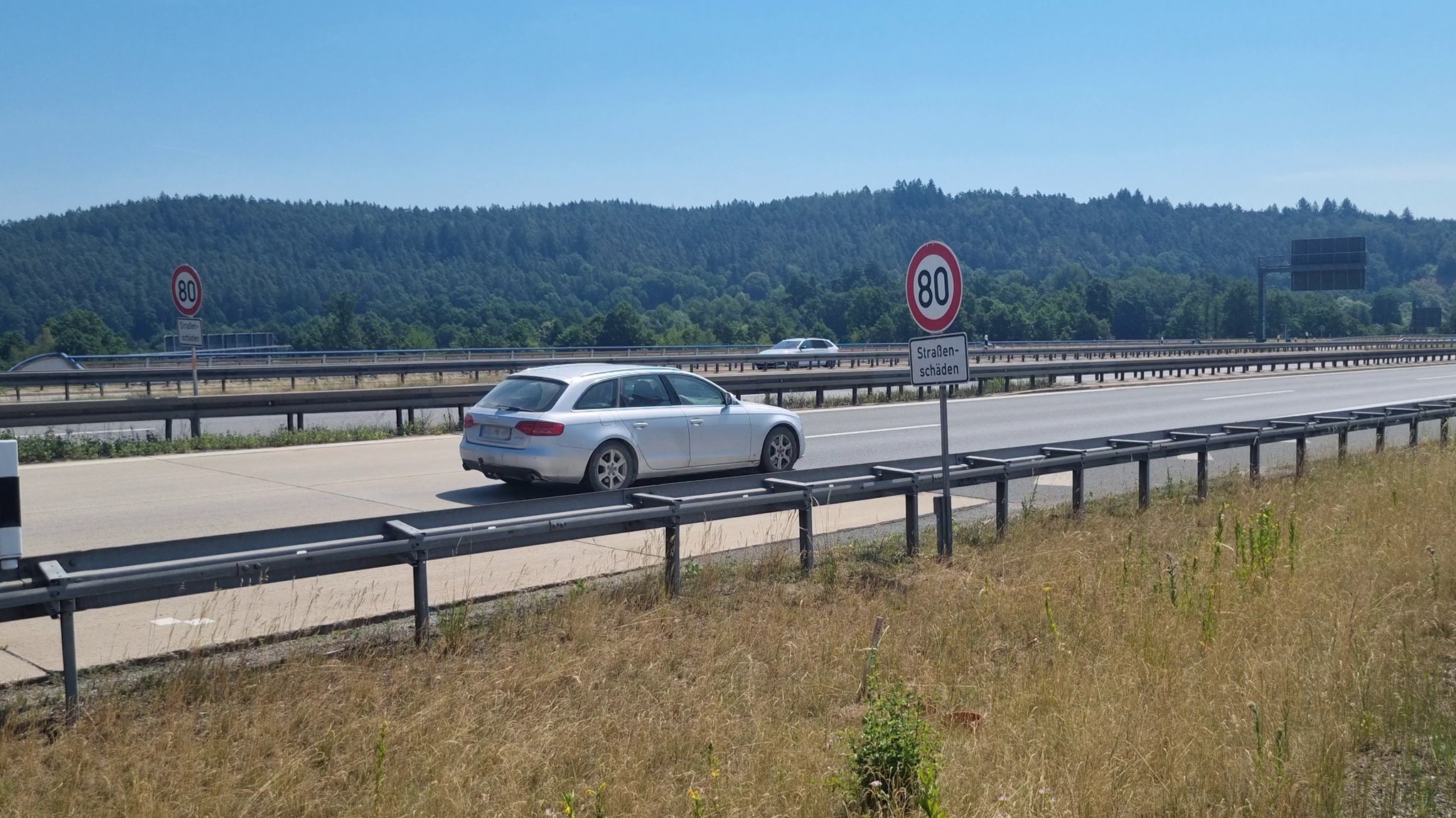 Fahrendes Auto auf der A93 in der Oberpfalz. Zu sehen auch ein Schild mit Geschwindigkeitsbegrenzung 80 wegen Straßenschäden | Bild: Marcel Kehrer /BR Fahrendes Auto auf der A93 in der Oberpfalz. Zu sehen auch ein Schild mit Geschwindigkeitsbegrenzung 80 wegen Straßenschäden