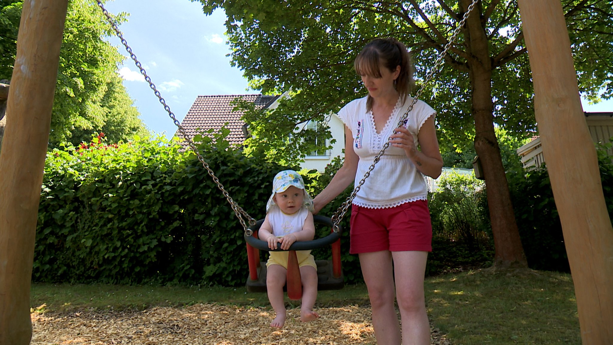 Mutter Lisa Schicker mit Sohn Levi am Spielplatz 