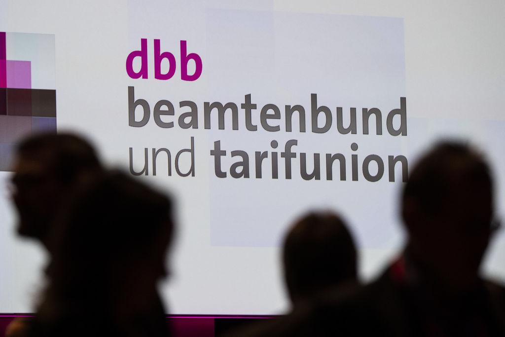 ARCHIV - 28.11.2022, Berlin: Delegierte nehmen am 25. Gewerkschaftstag des dbb Beamtenbund und Tarifunion teil. (zu dpa: «Bleibt die Tür für AfD im öffentlichen Dienst zu?») Foto: Christophe Gateau/dpa +++ dpa-Bildfunk +++