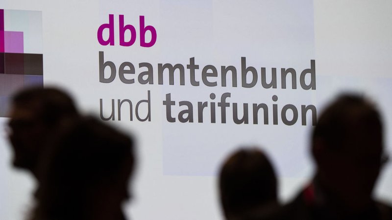 ARCHIV - 28.11.2022, Berlin: Delegierte nehmen am 25. Gewerkschaftstag des dbb Beamtenbund und Tarifunion teil. (zu dpa: «Bleibt die Tür für AfD im öffentlichen Dienst zu?») Foto: Christophe Gateau/dpa +++ dpa-Bildfunk +++ | Bild: dpa-Bildfunk/Christophe Gateau ARCHIV - 28.11.2022, Berlin: Delegierte nehmen am 25. Gewerkschaftstag des dbb Beamtenbund und Tarifunion teil. (zu dpa: «Bleibt die Tür für AfD im öffentlichen Dienst zu?») Foto: Christophe Gateau/dpa +++ dpa-Bildfunk +++
