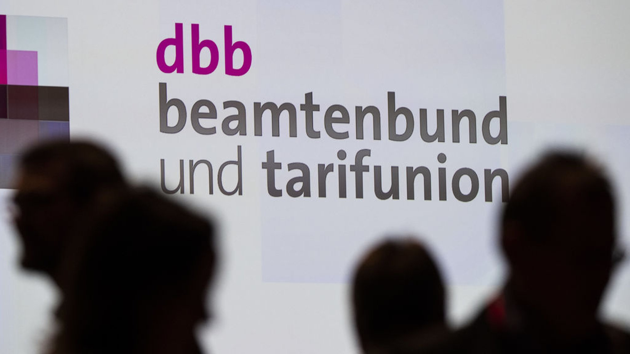 Beamtenbund fordert bessere Bezahlung und kürzere Arbeitszeit