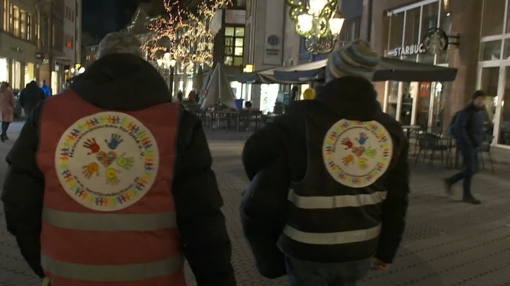 Helfer des Vereins Heinzelmännchen e.V. auf der Suche nach Obdachlosen in der Nürnberger Innenstadt.