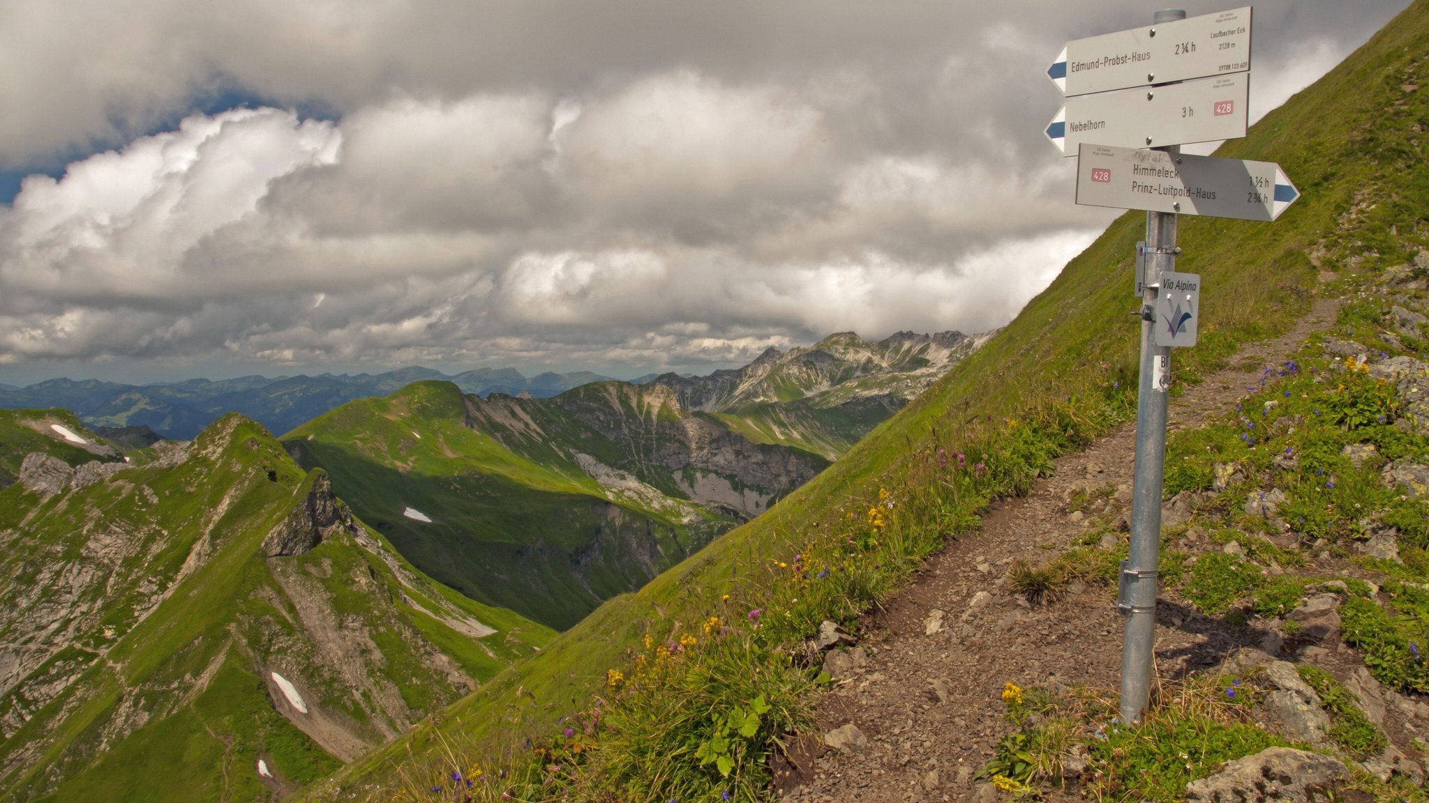 (Symbolbild) Panorama vom Laufbacher Eck zum Lachenkopf bei Oberstdorf | Bild: pa/dpa/CHROMORANGE / Allgoewer (Symbolbild) Panorama vom Laufbacher Eck zum Lachenkopf bei Oberstdorf