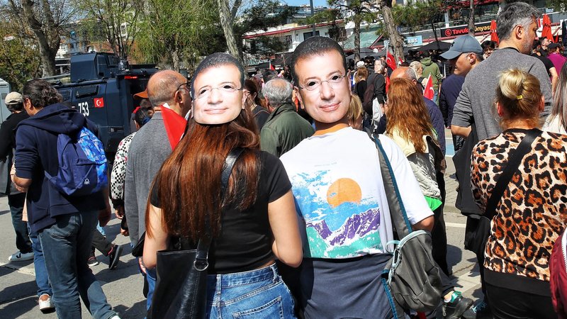 Protest in Istanbul gegen die Festnahme des Istanbuler Oberbürgermeisters Ekrem Imamoglu. | Bild: picture alliance / abaca | Eray Ilker/ABACA Protest in Istanbul gegen die Festnahme des Istanbuler Oberbürgermeisters Ekrem Imamoglu.