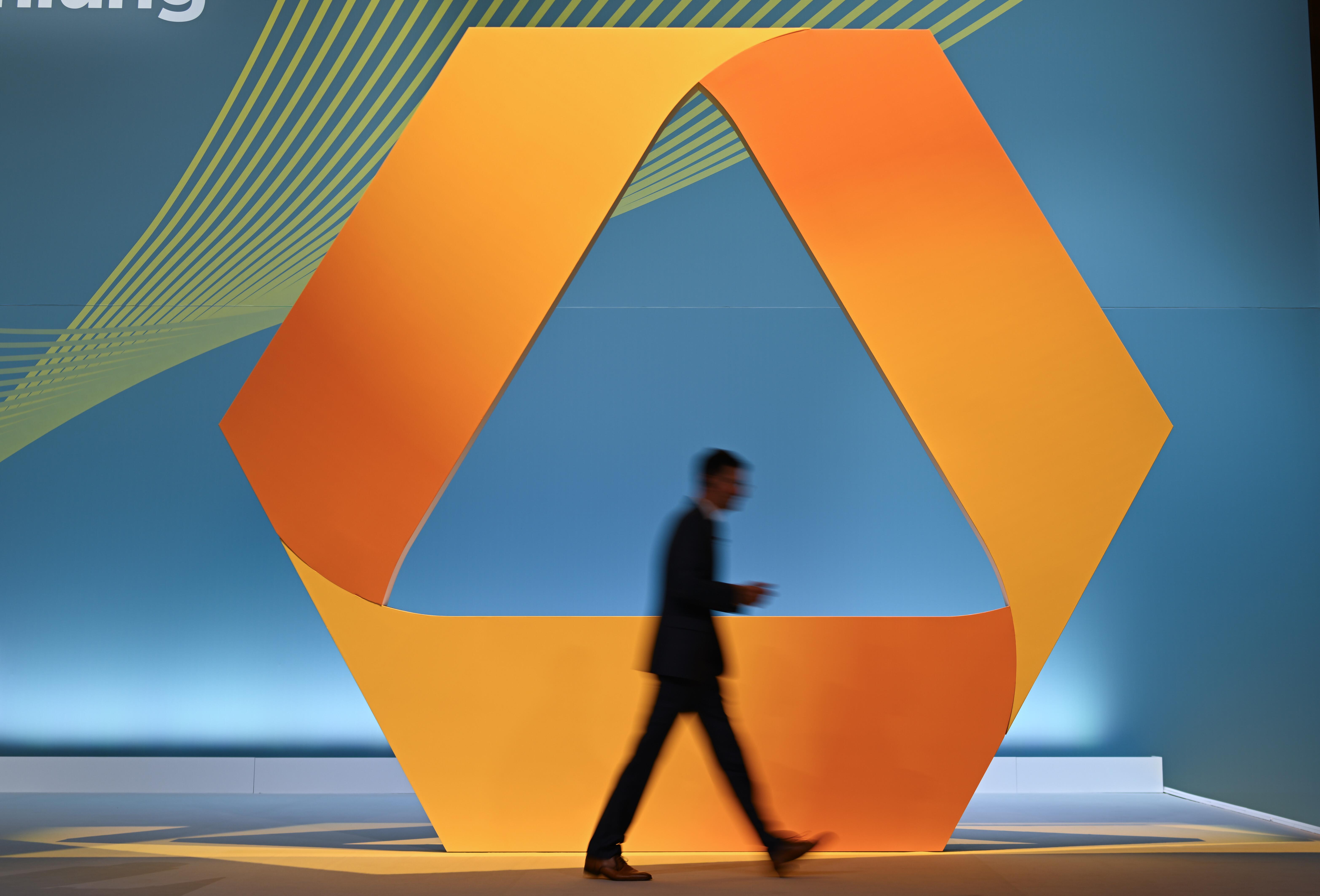 Mann geht vor Commerzbank-Emblem von der Bühne