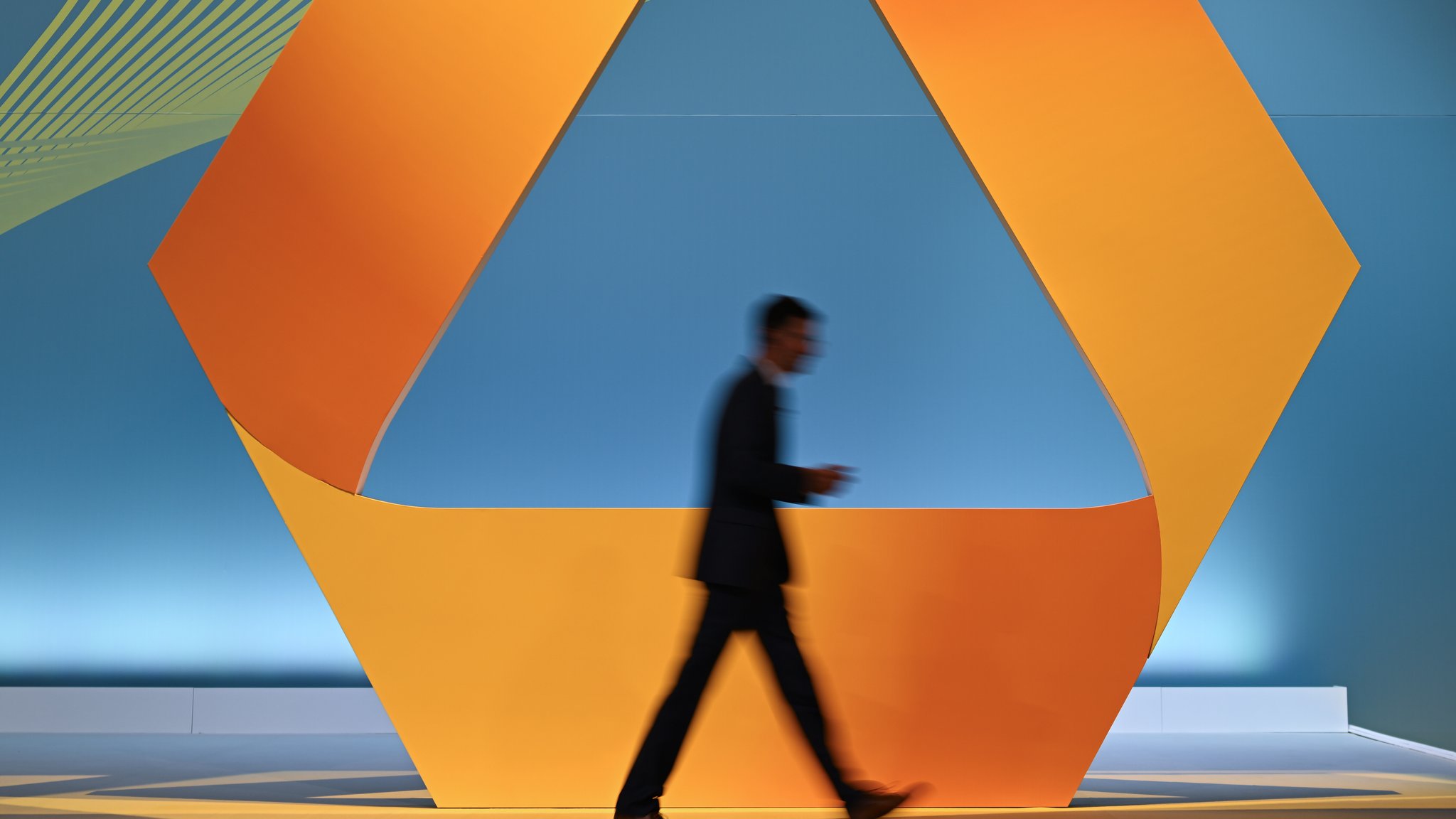 Mann geht vor Commerzbank-Emblem von der Bühne