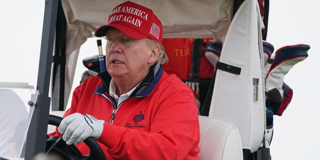 ARCHIV - 03.05.2023, Großbritannien, Turnberry: Donald Trump, ehemaliger Präsident der USA, fährt einen Golfwagen während seines Besuchs in Großbritannien auf seinem Golfplatz Trump Turnberry in South Ayrshire. Zwei Monate nach dem Attentat auf den früheren US-Präsidenten Donald Trump haben Sicherheitskräfte anscheinend einen weiteren versuchten Anschlag auf den Republikaner vereitelt. Foto: Andrew Milligan/PA Wire/dpa +++ dpa-Bildfunk +++