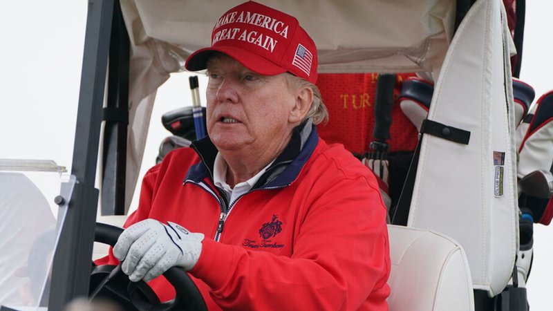 ARCHIV - 03.05.2023, Großbritannien, Turnberry: Donald Trump, ehemaliger Präsident der USA, fährt einen Golfwagen während seines Besuchs in Großbritannien auf seinem Golfplatz Trump Turnberry in South Ayrshire. Zwei Monate nach dem Attentat auf den früheren US-Präsidenten Donald Trump haben Sicherheitskräfte anscheinend einen weiteren versuchten Anschlag auf den Republikaner vereitelt. Foto: Andrew Milligan/PA Wire/dpa +++ dpa-Bildfunk +++ | Bild: dpa-Bildfunk ARCHIV - 03.05.2023, Großbritannien, Turnberry: Donald Trump, ehemaliger Präsident der USA, fährt einen Golfwagen während seines Besuchs in Großbritannien auf seinem Golfplatz Trump Turnberry in South Ayrshire. Zwei Monate nach dem Attentat auf den früheren US-Präsidenten Donald Trump haben Sicherheitskräfte anscheinend einen weiteren versuchten Anschlag auf den Republikaner vereitelt. Foto: Andrew Milligan/PA Wire/dpa +++ dpa-Bildfunk +++