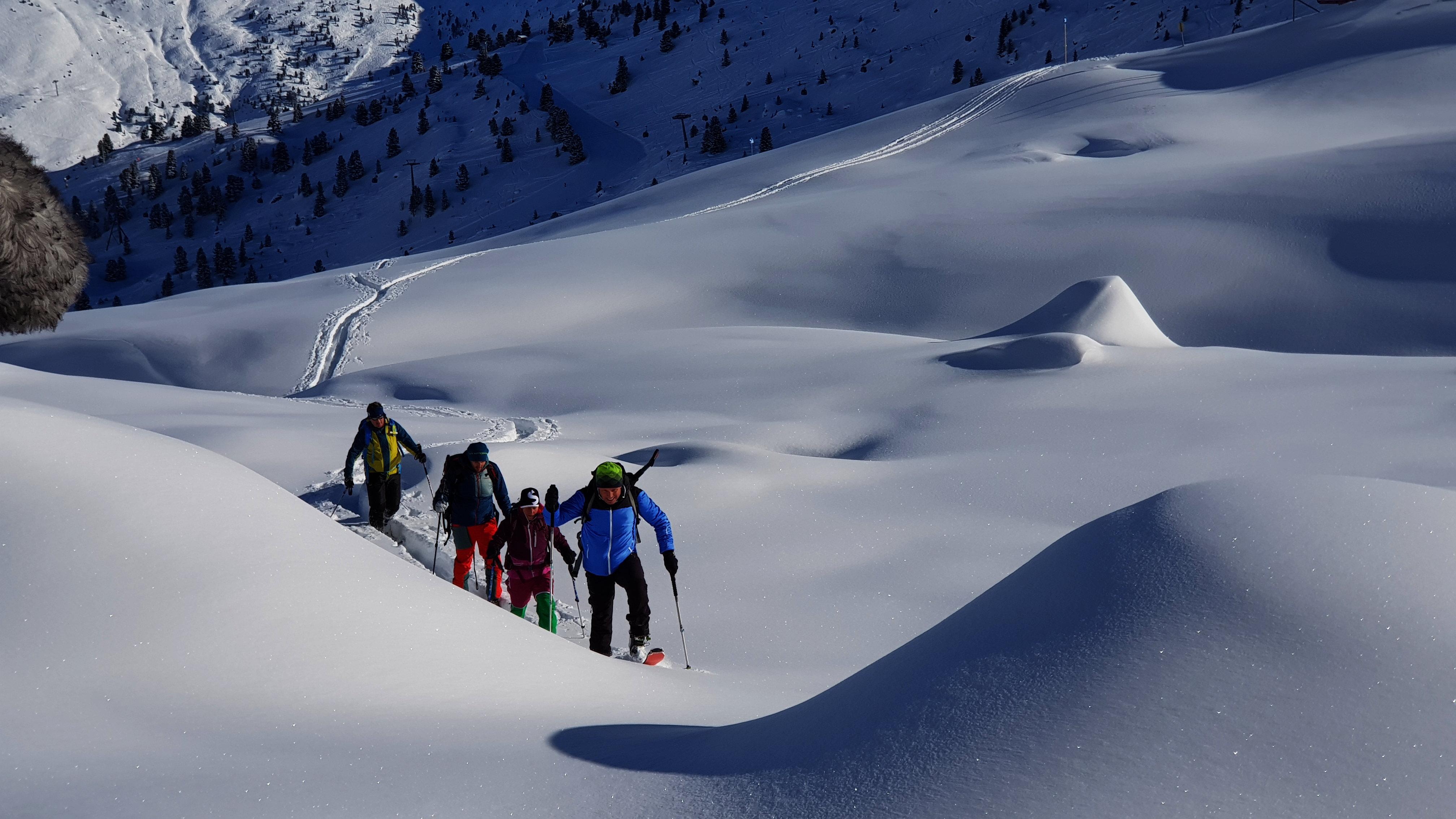 Georg Kronthaler unterwegs mit Skitourengehern, um seine Methode des "Kleinen Blocktests" und der Schneedecken-Analyse per App zu lehren.