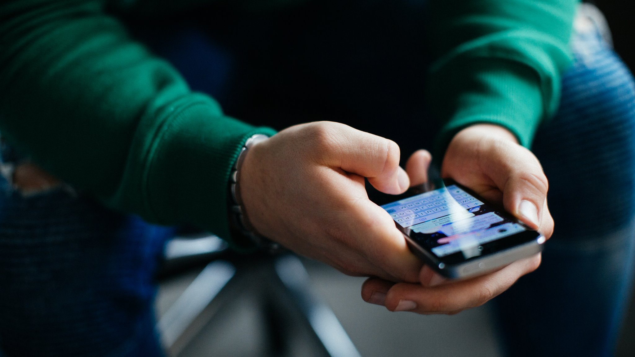 Ein junger Mann schreibt Nachrichten über WhatsApp