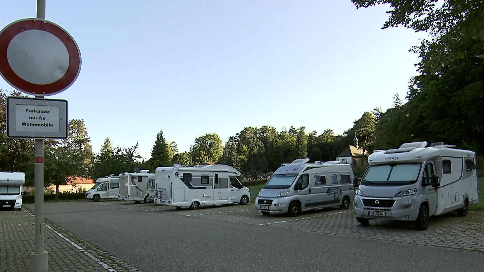 Ein Parkplatz mit Wohnmobilen und nur noch wenigen freien Stellplätzen.