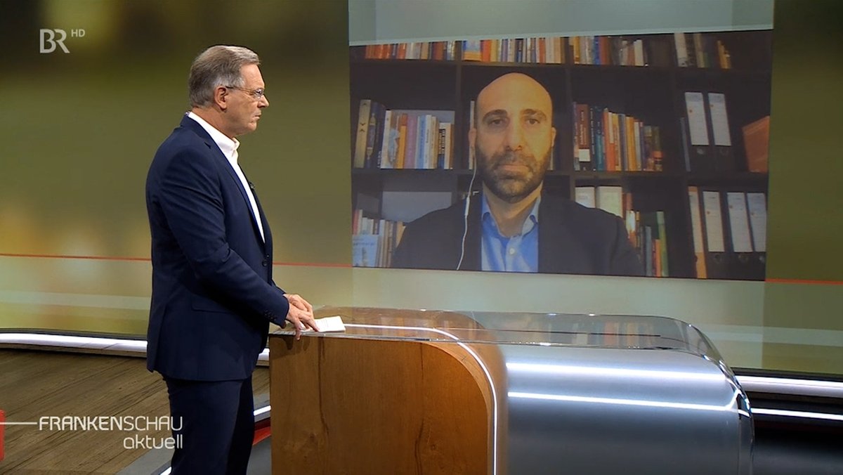 Islamismus-Experte Ahmad Mansour im Gespräch mit Frankenschau-Aktuell-Moderator Charly Hilpert.