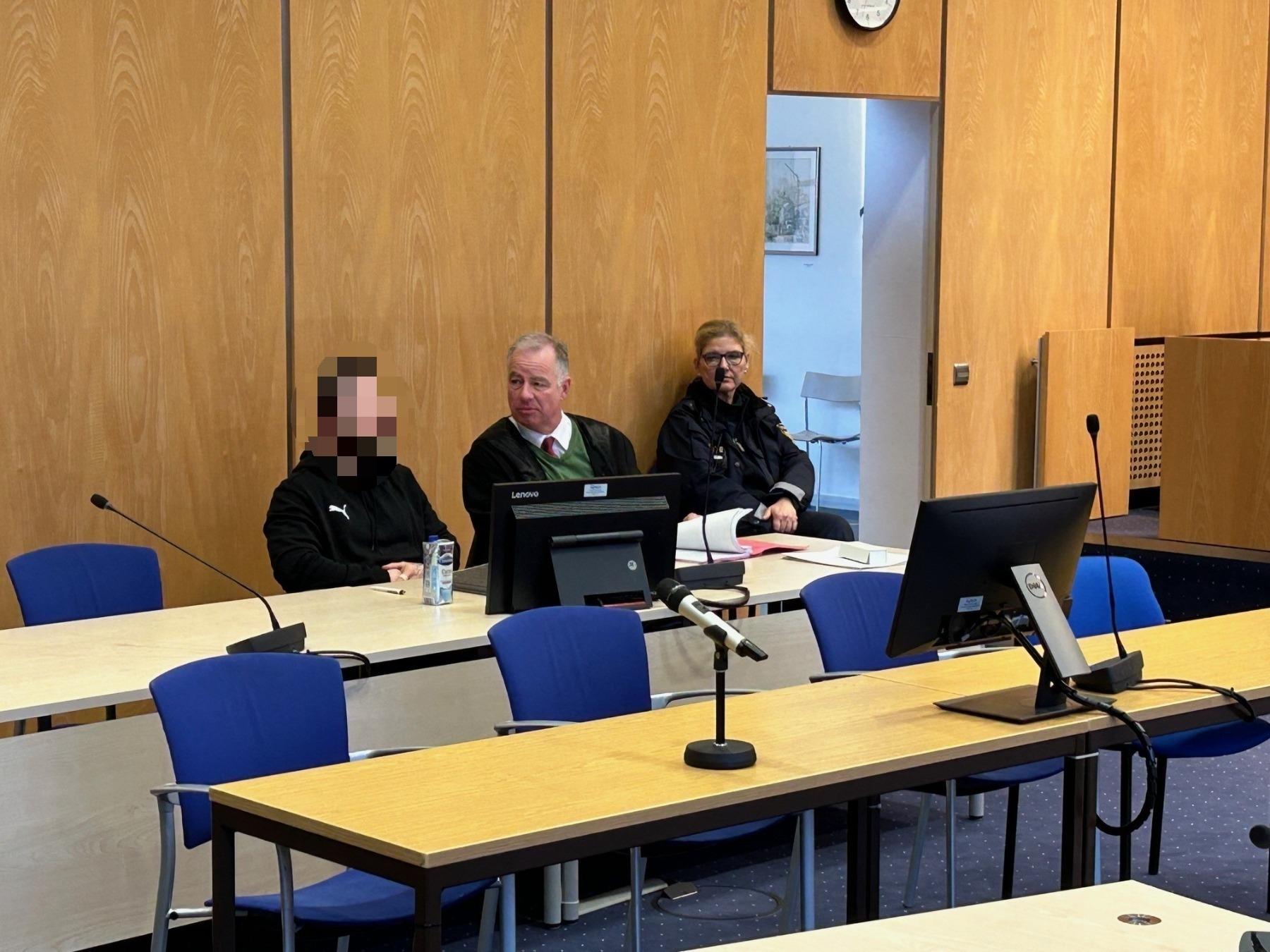 Am Landgericht Coburg sitzt ein Mann auf der Anklagebank. Daneben hat sein Vertediger und eine Polizistin platzgenommen. 