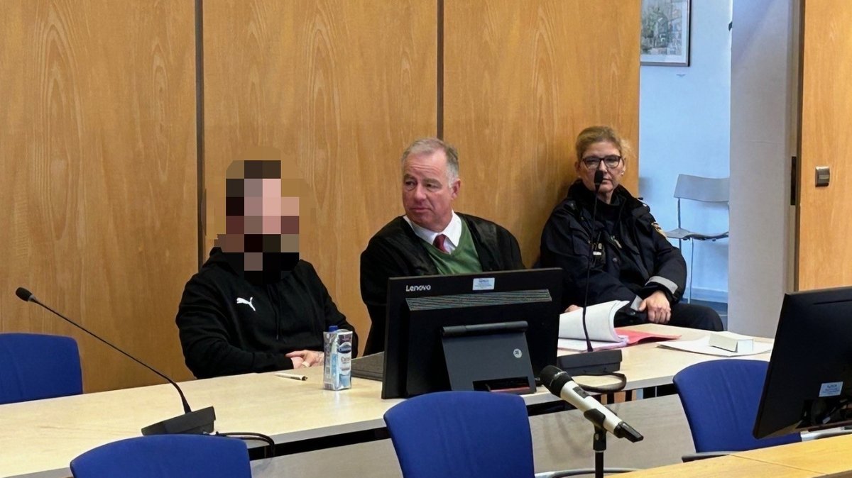 Am Landgericht Coburg sitzt ein Mann auf der Anklagebank. Daneben hat sein Vertediger und eine Polizistin platzgenommen. 