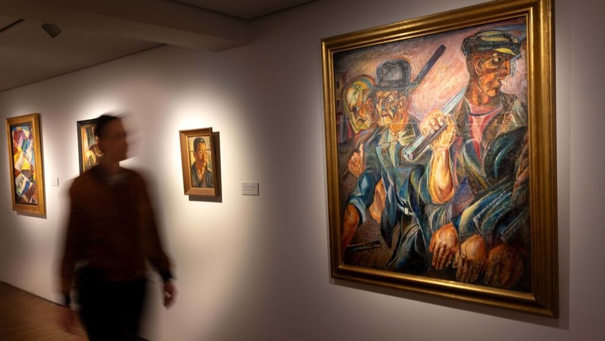 Ein Besucher geht in der Ausstellung "Europäische Avantgarde - Vision und Realität" im "Osthaus Museum" vorbei an dem Gemälde von David Burliuk "Portrait eines Mannes" (Symbol- und Archivbild).