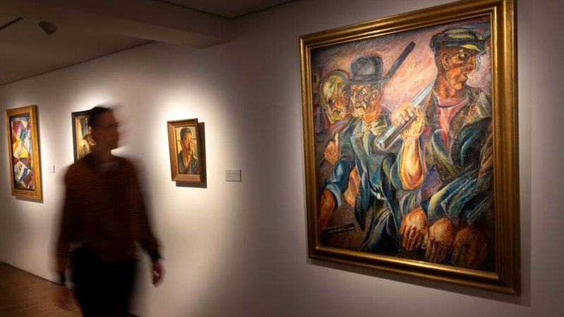 Ein Besucher geht in der Ausstellung "Europäische Avantgarde - Vision und Realität" im "Osthaus Museum" vorbei an dem Gemälde von David Burliuk "Portrait eines Mannes" (Symbol- und Archivbild). | Bild: dpa-Bildfunk/Dieter Menne Ein Besucher geht in der Ausstellung "Europäische Avantgarde - Vision und Realität" im "Osthaus Museum" vorbei an dem Gemälde von David Burliuk "Portrait eines Mannes" (Symbol- und Archivbild).