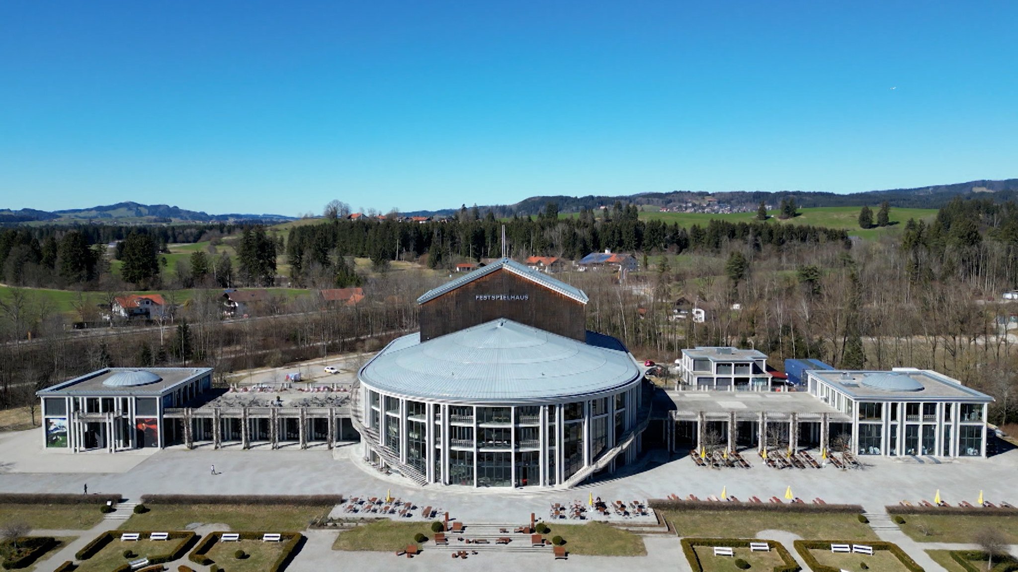 Das Festspielhaus Füssen am Ufer des Forggensees.